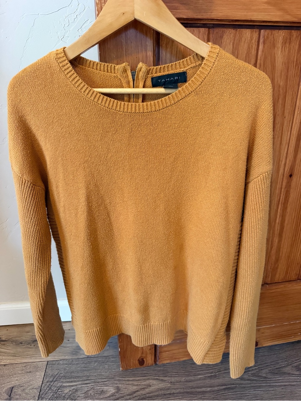 Tahari Mustard Yellow Long Sleeve Crew Neck Back Zip Knit Sweater Size L EUC